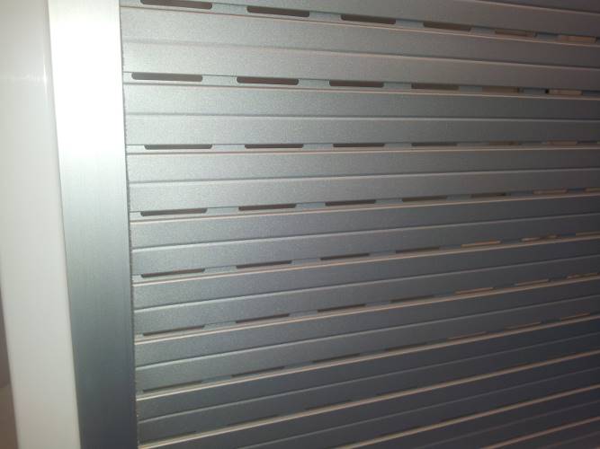 Lamele extrudate cu fante ventilare